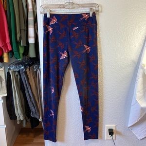 Soft leggings with red and white birds on a navy blue base.